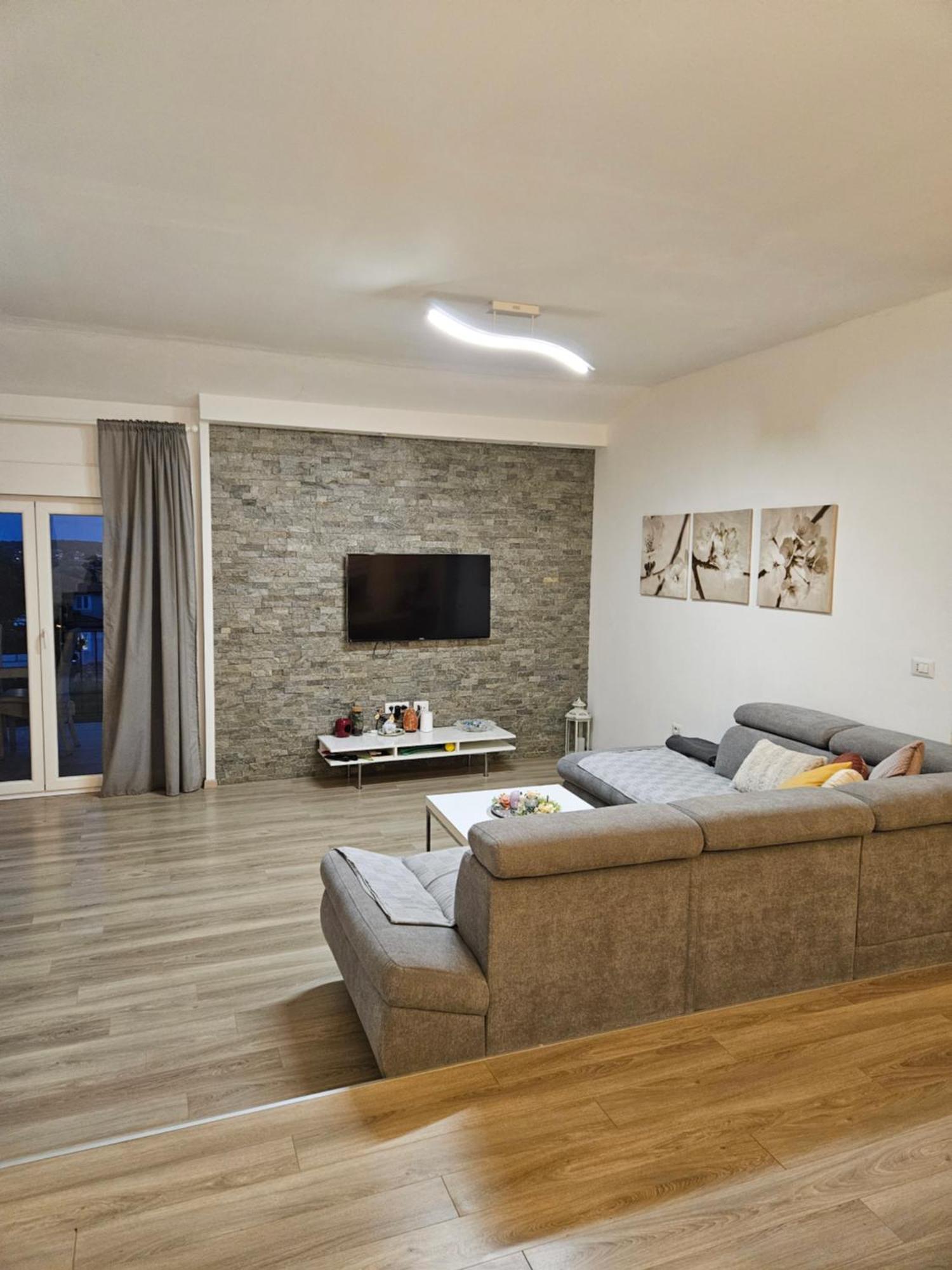 Apartment Robi *